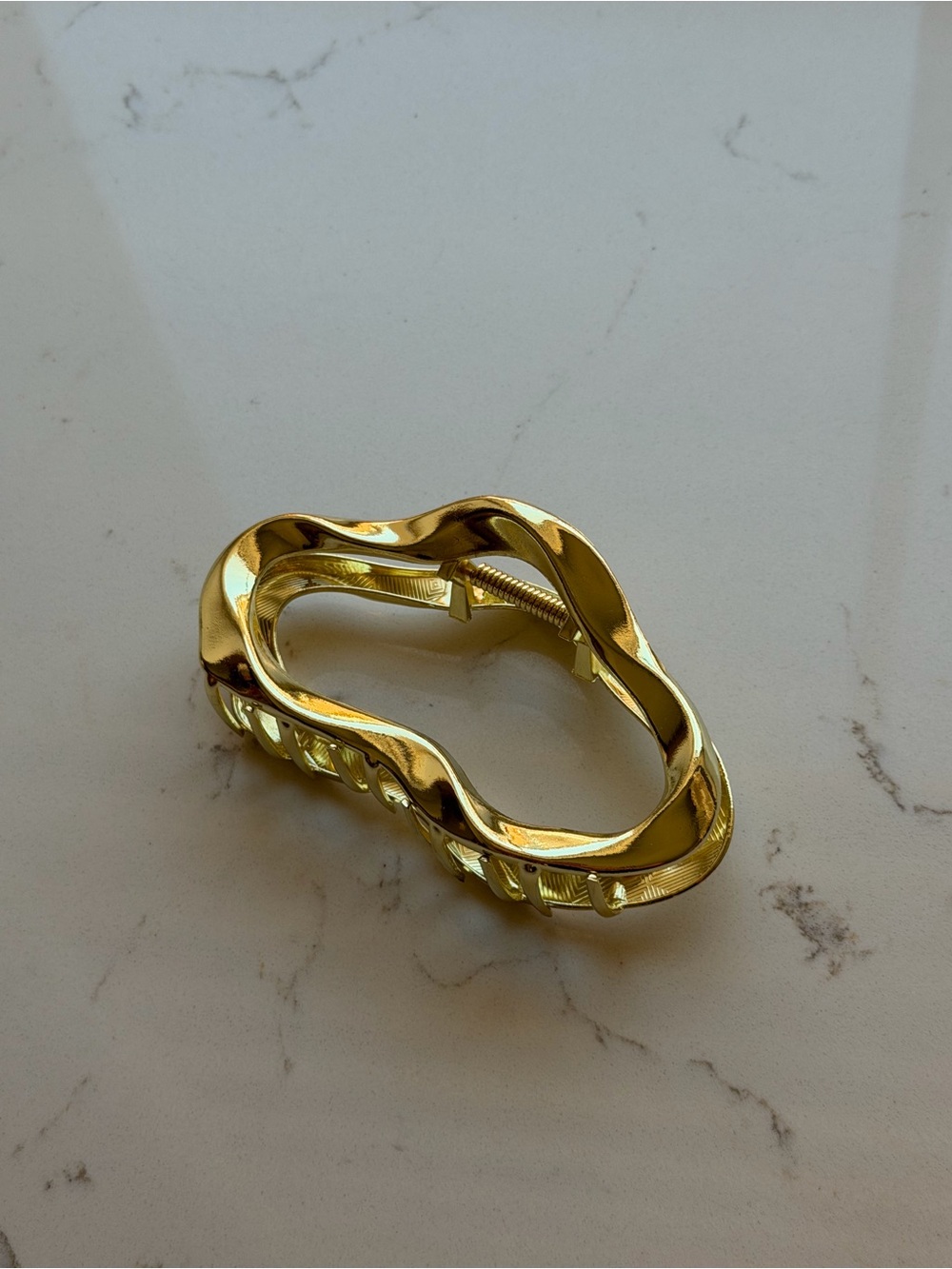 Princess Polly Gold Wave Claw Clip - Picture 5 of 7